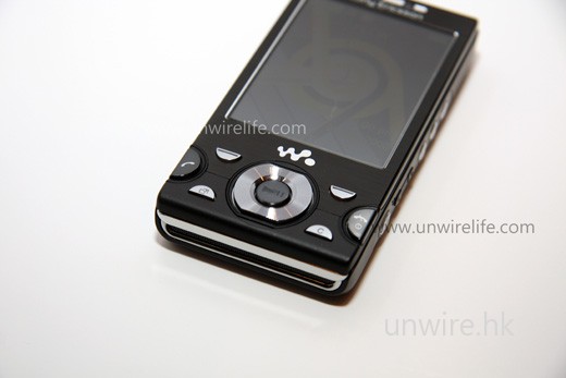 由於始終屬於 Walkman 音樂系列手機,所以機身按鍵也是以多媒體播放為主,例如五向導航鍵的中央按鍵,便是控制檔案播放及停止。 由於始終屬於 Walkman 音樂系列手機,所以機身按鍵也是以多媒體播放為主,例如五向導航鍵的中央按鍵,便是控制檔案播放及停止。