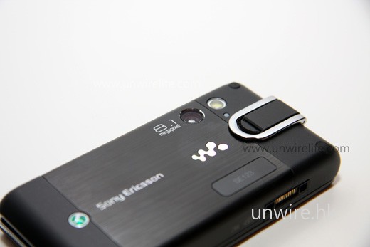 內建 810 萬像素鏡頁,是 Walkman 音樂系列手機的第一部。 內建 810 萬像素鏡頁,是 Walkman 音樂系列手機的第一部。