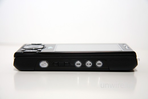 W995 與其他 Walkman 系列手機一樣,機身右側設有多個多媒體播放操控按鍵。 W995 與其他 Walkman 系列手機一樣,機身右側設有多個多媒體播放操控按鍵。