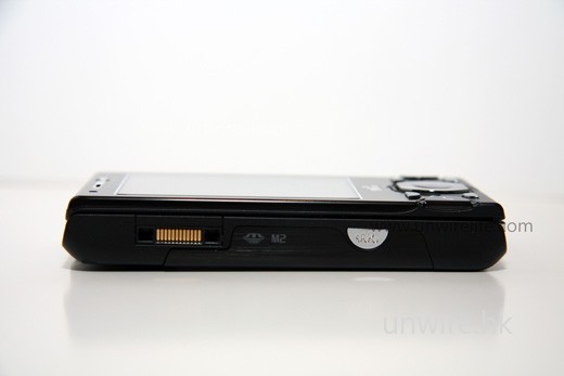 機身左側設有 Walkman 專用按鍵,一按便可進入多媒體播放介面。 機身左側設有 Walkman 專用按鍵,一按便可進入多媒體播放介面。