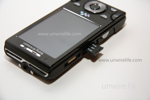 隨機附送 8GB M2 記憶卡,已經足夠拍很多相片及放入頗多影片及音樂,足夠等人等車或坐長途車時解悶了。 隨機附送 8GB M2 記憶卡,已經足夠拍很多相片及放入頗多影片及音樂,足夠等人等車或坐長途車時解悶了。