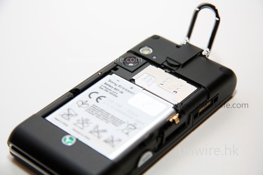 雖然 SIM 卡槽不是位於電池下層,但要更換仍需拆掉電池才可。 雖然 SIM 卡槽不是位於電池下層,但要更換仍需拆掉電池才可。