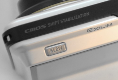 左方有一個「SLOW」按鈕，可啟動慢速播放功能。