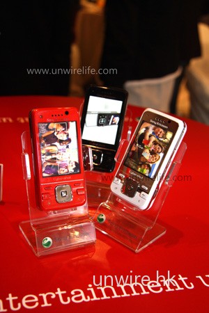 設有大紅、陶瓷白及鋼琴黑 3 色機身選擇,筆者認為紅及白也十分漂亮,前早顏色夠搶又不會太「娘」,女士必然喜愛;後者白得來又有點高貴感覺,男士使用亦覺順眼。 設有大紅、陶瓷白及鋼琴黑 3 色機身選擇,筆者認為紅及白也十分漂亮,前早顏色夠搶又不會太「娘」,女士必然喜愛;後者白得來又有點高貴感覺,男士使用亦覺順眼。