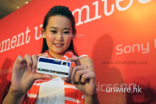 C903 Cyber-shot 的機背,確實抄足 Sony Cyber-shot T 系列數碼相機的設計。 C903 Cyber-shot 的機背,確實抄足 Sony Cyber-shot T 系列數碼相機的設計。