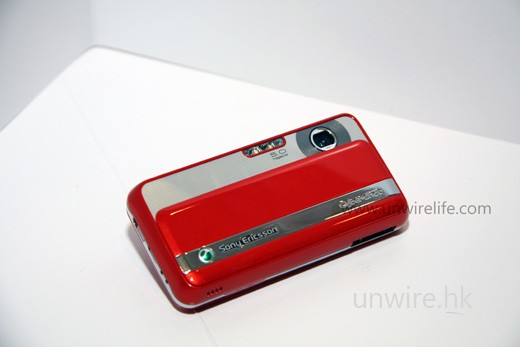 當需要拍攝時,將底蓋向下拉,便可露出鏡頭並自動啟動拍攝功能。而作為 Cyber-shot 一分子,自然配備閃光燈,方便進行室內或夜間拍攝。 當需要拍攝時,將底蓋向下拉,便可露出鏡頭並自動啟動拍攝功能。而作為 Cyber-shot 一分子,自然配備閃光燈,方便進行室內或夜間拍攝。