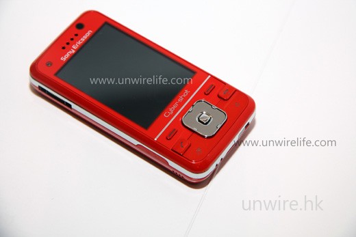 機面整體採用同色設計,加上少許反光面,感覺高貴。 機面整體採用同色設計,加上少許反光面,感覺高貴。