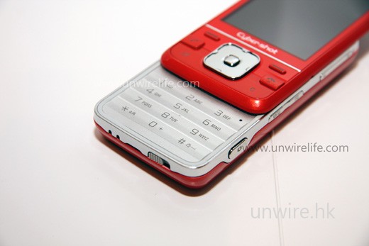 滑出數字鍵盤,像磨砂面的感覺,筆者按下去時手感不俗。 滑出數字鍵盤,像磨砂面的感覺,筆者按下去時手感不俗。