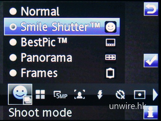 C903 是首批配備一笑即拍功能的手機,拍攝小童、甚至嬰兒照片便最為合適。 C903 是首批配備一笑即拍功能的手機,拍攝小童、甚至嬰兒照片便最為合適。