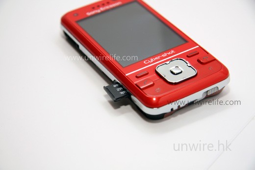 M2 記憶卡槽位於機側,揭開電池蓋便可換卡,無需拆電。 M2 記憶卡槽位於機側,揭開電池蓋便可換卡,無需拆電。