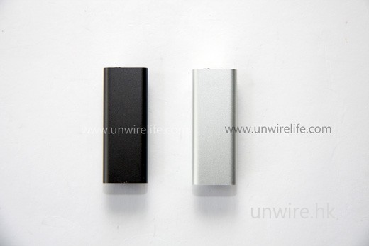 由相片可見,全新 iPod Shuffle 採用鋁合金設計,輕巧細部之餘夠「硬淨」。暫時第一批只有黑、銀兩色供選擇,兩者均為 4GB 容量。 由相片可見,全新 iPod Shuffle 採用鋁合金設計,輕巧細部之餘夠「硬淨」。暫時第一批只有黑、銀兩色供選擇,兩者均為 4GB 容量。