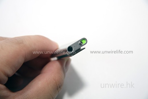全機只有一個插孔及一個按鍵,均設於機頂:插孔為接駁專屬 3.5mm 遙控播放耳機,而按鍵則用作開關、設定循環播放或設定隨機播放。 全機只有一個插孔及一個按鍵,均設於機頂:插孔為接駁專屬 3.5mm 遙控播放耳機,而按鍵則用作開關、設定循環播放或設定隨機播放。