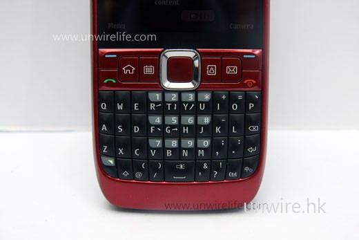 鍵盤設計與 E71 稍有不同（重點在空白鍵短了一半），但由於仍是 qwerty 鍵盤，所以打字起來仍然舒適。