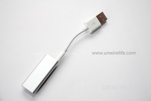 充電或過歌全靠這條 3.5mm 轉 USB 接駁線。如嫌太短,用家則需另花錢購買接駁線,線長 1 米左右,承惠 150 大元! 充電或過歌全靠這條 3.5mm 轉 USB 接駁線。如嫌太短,用家則需另花錢購買接駁線,線長 1 米左右,承惠 150 大元!