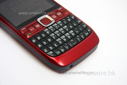 長按空白鍵，背後的補光燈更可當作電筒使用。