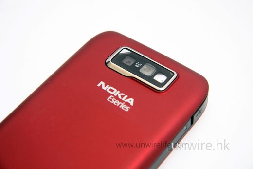 與 E71 的 320 萬像素鏡頭相比，E63 由於是入門級，故只有 200 萬像素。