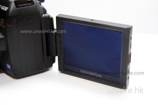 屏幕可作多角度旋轉，這種模式便方便用家以單反自拍。