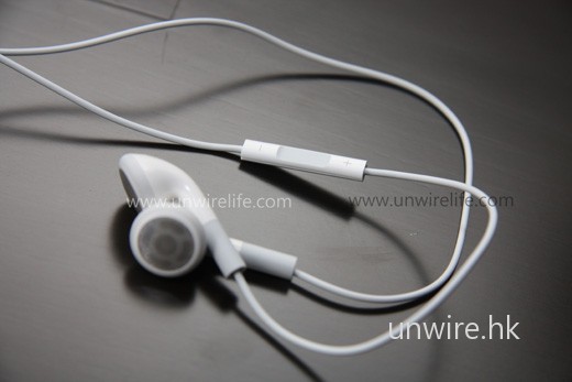 與上兩代 iPod Shuffle 不同,全新機款所有操控均集中在線控耳機上:上下按鍵調校音量、中間按鍵按一下為播放/暫時、按兩下為下一首、按三下為前一首、長按 1 秒左右便可聽到 VoiceOver 功能告訴用家正收聽歌曲的名稱及歌手名、長按至「嘟」一聲響便可以 VoiceOver 收聽 Playlist 選擇,聽到合適的按一下中央按鍵便可選擇。整體而言,操控十分方便,而且十分清新。不過上兩代 Shuffle 用家便要一段適應時間了。 與上兩代 iPod Shuffle 不同,全新機款所有操控均集中在線控耳機上:上下按鍵調校音量、中間按鍵按一下為播放/暫時、按兩下為下一首、按三下為前一首、長按 1 秒左右便可聽到 VoiceOver 功能告訴用家正收聽歌曲的名稱及歌手名、長按至「嘟」一聲響便可以 VoiceOver 收聽 Playlist 選擇,聽到合適的按一下中央按鍵便可選擇。整體而言,操控十分方便,而且十分清新。不過上兩代 Shuffle 用家便要一段適應時間了。