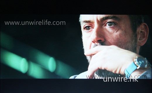 以 12.1 吋屏幕欣賞 720p 的《Soloist》高清電影預告片,發現屏幕細緻度只屬一般,但光暗位反差做得不俗,而且膚色偏向自然,用來欣賞電影感覺也頗舒適。 以 12.1 吋屏幕欣賞 720p 的《Soloist》高清電影預告片,發現屏幕細緻度只屬一般,但光暗位反差做得不俗,而且膚色偏向自然,用來欣賞電影感覺也頗舒適。