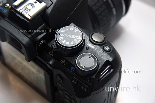 使用旋轉盤便可轉換拍攝模式，當中「ART/SCN」便是玩相功能，與 E-30 一樣設有 6 種供用家選擇；而右下角的是調較光圈／快門的旋轉盤，十分方便。