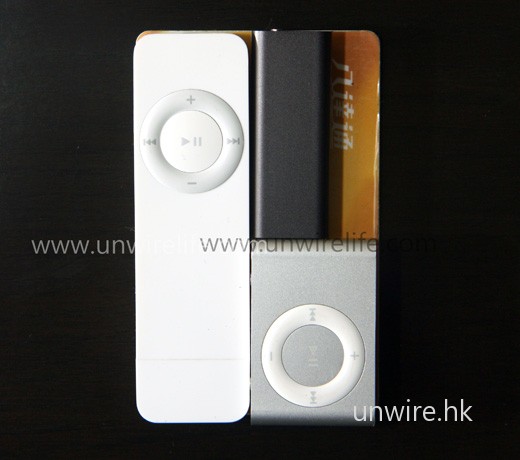話雖如此,不過 iPod Shuffle 始終也是十分細小,「三代同堂」一齊放在八達通上,也還有空位哩! 話雖如此,不過 iPod Shuffle 始終也是十分細小,「三代同堂」一齊放在八達通上,也還有空位哩!