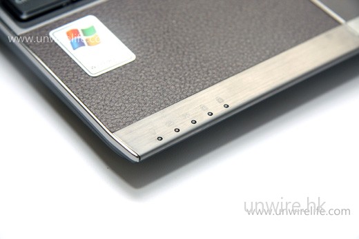 指示燈位於金屬物料的機邊位置。 指示燈位於金屬物料的機邊位置。