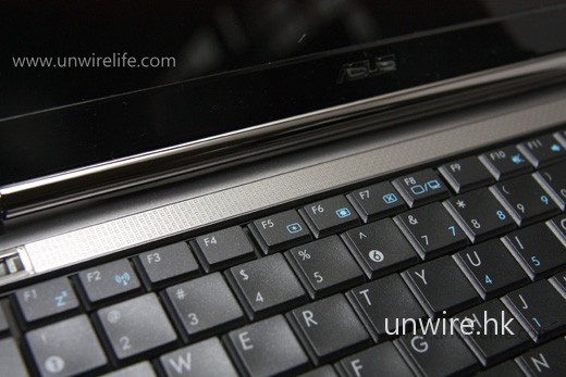 鍵盤上方亦採用了金屬設計,加上特別花紋,與機身高貴形象頗相襯。 鍵盤上方亦採用了金屬設計,加上特別花紋,與機身高貴形象頗相襯。