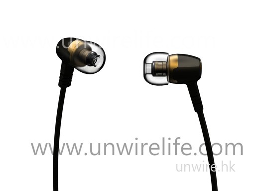 另一款便是圖中的 Backbeat Titanium UHP 326，主打採用 10mm 鈦金屬 Driver，可增強耳筒對聲音的靈敏度，加強音樂的層次感，令音樂輸出可達致 full spectrum 音色。加上鍍金插頭，可確保音訊傳輸達至最佳音色。售價為 $598，同樣將於 3 月內推出。