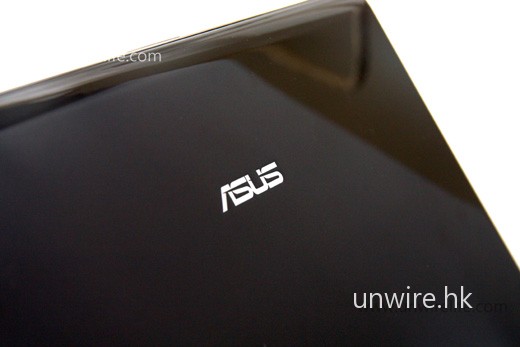 機面仍然是採用拋光亮點機殼,但換上更討女士歡心的紫色。 機面仍然是採用拋光亮點機殼,但換上更討女士歡心的紫色。