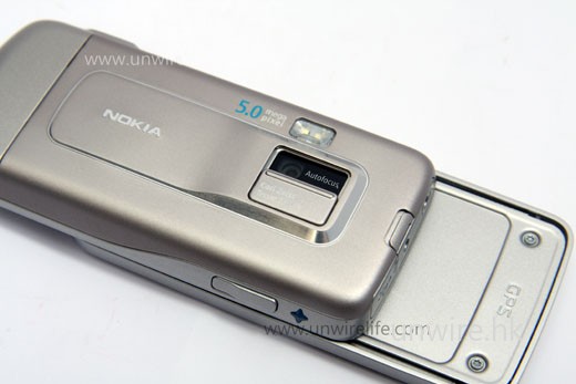 6260 Slide 眾多規格中最吸引的地方，當然是它那獲蔡司認證的 500 萬像素自動對焦相機鏡頭。