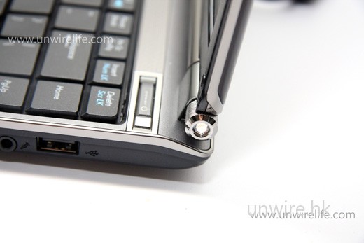 屏幕鉸位也是採用金屬,感覺更堅固耐用。 屏幕鉸位也是採用金屬,感覺更堅固耐用。