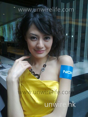 不愧為蔡司鏡認證的鏡頭，細緻度一流，連模特兒頭上髮絲也清晰可見。另外層次感不俗，模特兒衣服上的摺痕看起來十分立體，加上在自然日光拍攝下，採用自動白平衡，也未有偏色情況，膚色十分自然，值得一讚。