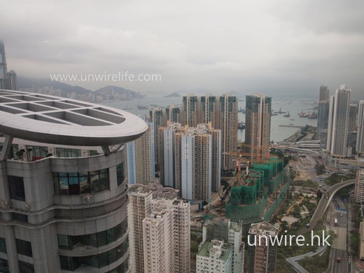 以風景模式及跟機鏡頭拍攝風景相，發現色溫同樣自然，能準確拍攝出陰天的那種陰陰沉沉的氣氛；而且層次感不俗，相信如在晴天下拍攝，效果會更理想。至於雜訊抑制方面，暗位仍可見明顯雜訊，似乎這仍有待改善。