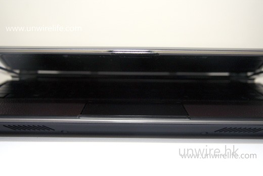 前方採用收邊設計,令人感覺機身更纖薄。 前方採用收邊設計,令人感覺機身更纖薄。