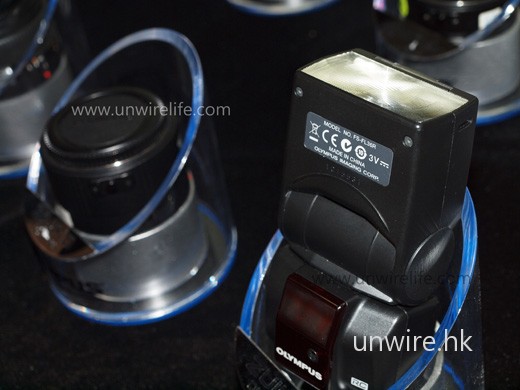 以 E-620 的 P 模式配合內置閃燈近距離拍攝物件，發現閃燈輸出正常，未見明顯過度曝光情況出現；而且細緻度頗高，閃燈上的文字清晰可見。