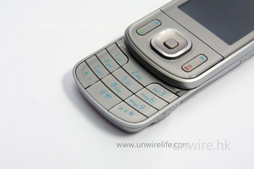 數字鍵盤採用今年 6 系機款的圓滑設計，按上去手感舒適。