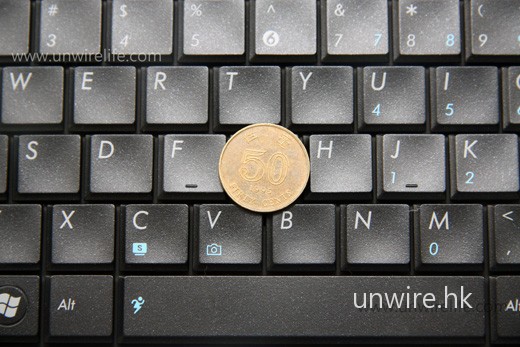 每個按鍵只比五毛硬幣細一點,鍵距亦算合理,Edward 嘗試過打字亦算舒適。 每個按鍵只比五毛硬幣細一點,鍵距亦算合理,Edward 嘗試過打字亦算舒適。