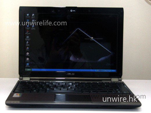 與一般 Eee PC 有別,S121 保持上代設計,機身前方未設任何插槽,只有左下角的指示燈。 與一般 Eee PC 有別,S121 保持上代設計,機身前方未設任何插槽,只有左下角的指示燈。