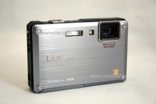 機身採用金屬物料製造,加上髮絲紋設計,無論手感還是視覺效果也極佳。 機身採用金屬物料製造,加上髮絲紋設計,無論手感還是視覺效果也極佳。