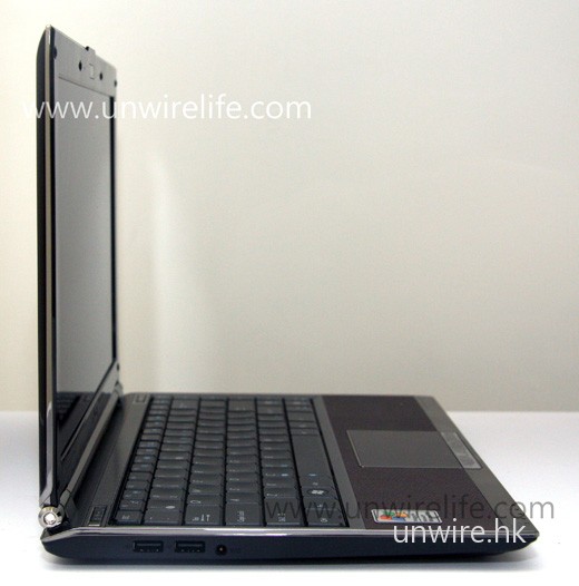 機身左側設有兩組 USB 2.0 插槽,亦可見採用 LED 的屏幕,確實十分薄身。 機身左側設有兩組 USB 2.0 插槽,亦可見採用 LED 的屏幕,確實十分薄身。