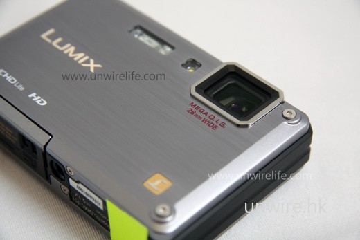 採用 28mm 廣角鏡頭,並加入 MEGA O.I.S. 光學防手震功能,就算夜間手持拍攝也能保持影像穩定。 採用 28mm 廣角鏡頭,並加入 MEGA O.I.S. 光學防手震功能,就算夜間手持拍攝也能保持影像穩定。