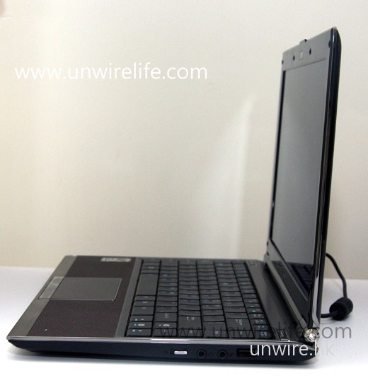 機身右側則設有 Wi-Fi 開關鍵、耳機/咪高峰插孔及另一個 USB 2.0 插槽。 機身右側則設有 Wi-Fi 開關鍵、耳機/咪高峰插孔及另一個 USB 2.0 插槽。