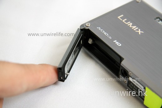 電池蓋也造得特別厚,以防入水入塵。 電池蓋也造得特別厚,以防入水入塵。