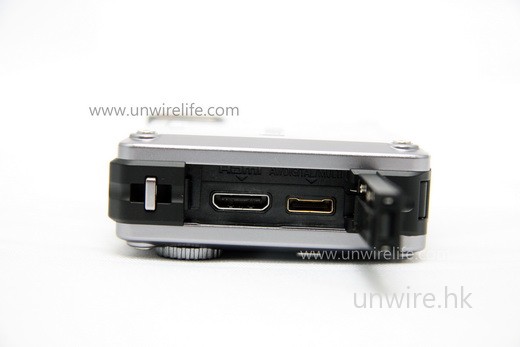 設有 HDMI 輸出端子(左),方便用家無失真輸出高清影像至外置顯示器播放。 設有 HDMI 輸出端子(左),方便用家無失真輸出高清影像至外置顯示器播放。