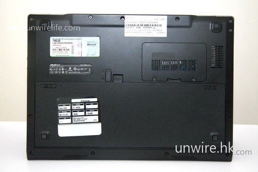 至於機底,可見大容量電池已佔據了一半位置(下半部),而用家如需加 RAM,只需拆下右上角的保護蓋便可,但與過往 netbook 一樣,只有一條 RAM 槽,用家最多只能換上 2GB。 至於機底,可見大容量電池已佔據了一半位置(下半部),而用家如需加 RAM,只需拆下右上角的保護蓋便可,但與過往 netbook 一樣,只有一條 RAM 槽,用家最多只能換上 2GB。