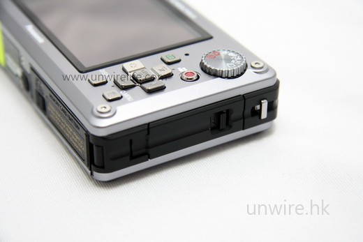 連機側的輸出端子保護蓋也十分厚。 連機側的輸出端子保護蓋也十分厚。