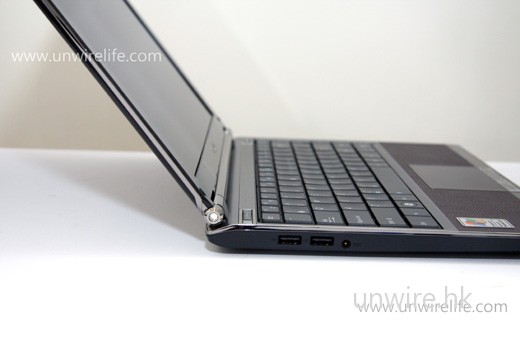 這已是屏幕能打開至最大的角度,但對於室外使用的用家來說,放在大脾使用時,此角度可說十分合適。 這已是屏幕能打開至最大的角度,但對於室外使用的用家來說,放在大脾使用時,此角度可說十分合適。