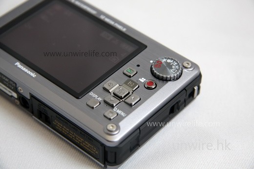 與 ZS 系列相機一樣,機背設有一按即拍高清影片按鍵(紅色圓點),拍攝高清影片十分容易。 與 ZS 系列相機一樣,機背設有一按即拍高清影片按鍵(紅色圓點),拍攝高清影片十分容易。