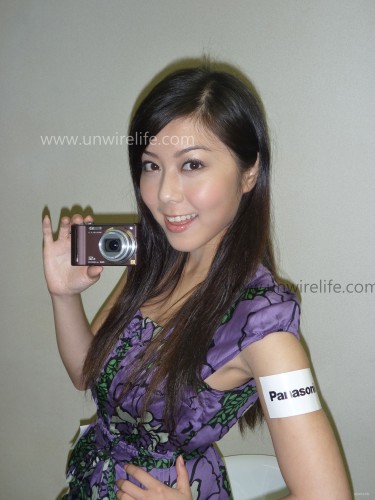 以 TS1 的 iA 模式,拍攝模特兒 Debby 的人像相片,發現閃光燈輸出正常,沒有過度曝光情況。影像細緻度甚高,眼睫毛及髮絲也能清晰看到。膚色亦算自然,表現不俗。 以 TS1 的 iA 模式,拍攝模特兒 Debby 的人像相片,發現閃光燈輸出正常,沒有過度曝光情況。影像細緻度甚高,眼睫毛及髮絲也能清晰看到。膚色亦算自然,表現不俗。