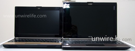 正面比較，明顯 S101 採用磨砂屏幕，S121 則採用鏡面屏幕，喜好則見仁見智。而 S121 由於採用較大屏幕，機身亦自然較大。